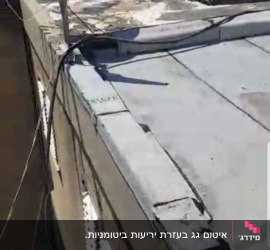גג עם לוחות איטום וכבלים חשמליים